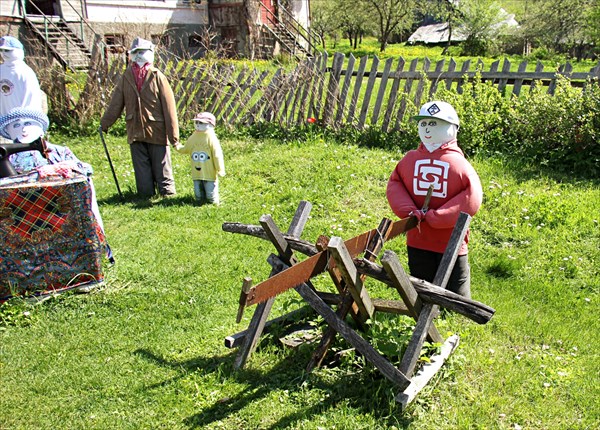 048-Сад кукол